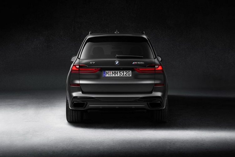 Trong khi đó, giá xe BMW X7 Dark Shadow Edition bản M50i có mức bán cao hơn, từ 215.900 đô la Úc (khoảng 3,7 tỷ đồng) và xe sử dụng động cơ xăng tăng áp kép V8 4.4L cho công suất 523 mã lực cùng mô-men xoắn cực đại 750 Nm.