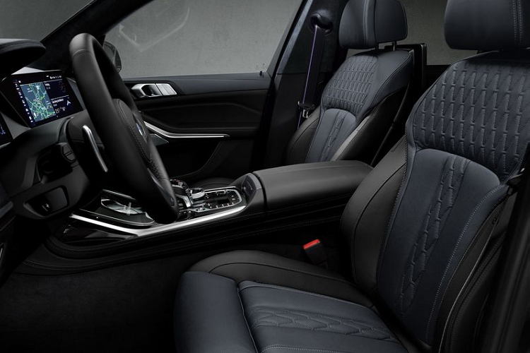 Tiến vào bên trong, xe có các ghế ngồi bọc da Merino hai tông màu Night Blue và Black (xanh lam / đen), kèm theo họa tiết trang trí độc đáo ở lòng ghế.
