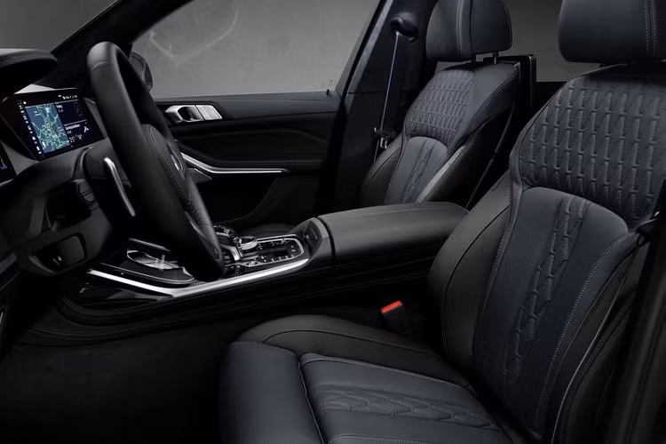 Tiến vào bên trong, xe có các ghế ngồi bọc da Merino hai tông màu Night Blue và Black (xanh lam / đen), kèm theo họa tiết trang trí độc đáo ở lòng ghế.