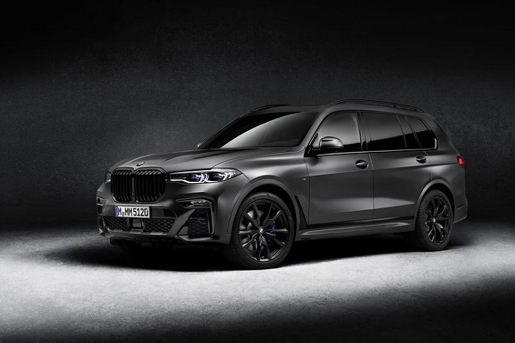 Dù thuộc phiên bản nào thì BMW X7 Dark Shadow mới đều sở hữu màu sơn xám ánh kim Frozen Arctic Grey Metallic độc quyền đến từ BMW Individual, kết hợp với các điểm nhấn High-Gloss Shadow Line, mâm hợp kim nhẹ 22 inch màu đen mờ Jet Black, kẹp phanh màu xanh lam nổi bật và kính riêng tư phía sau.