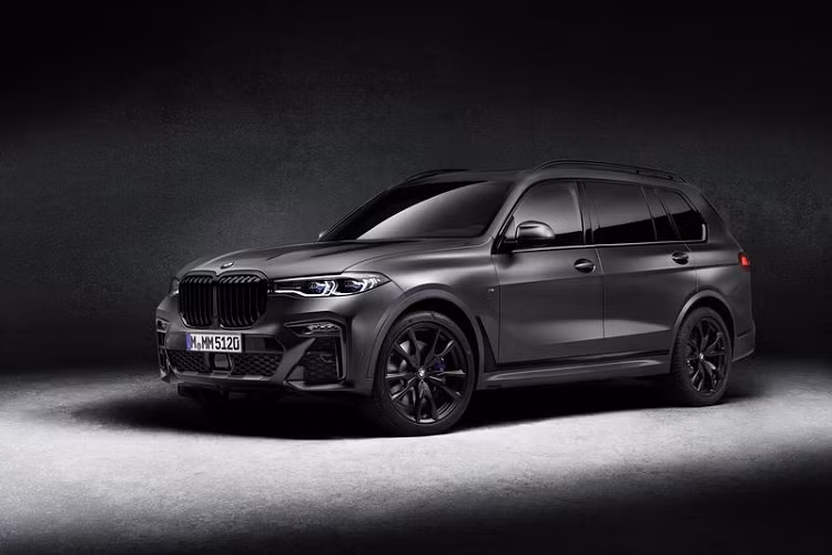 Dù thuộc phiên bản nào thì BMW X7 Dark Shadow mới đều sở hữu màu sơn xám ánh kim Frozen Arctic Grey Metallic độc quyền đến từ BMW Individual, kết hợp với các điểm nhấn High-Gloss Shadow Line, mâm hợp kim nhẹ 22 inch màu đen mờ Jet Black, kẹp phanh màu xanh lam nổi bật và kính riêng tư phía sau.