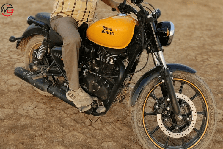 Bên cạnh đó, Royal Enfield Meteor 350 có tay lái được bố trí thấp, mang đến cho người lái tư thế ngồi thằng nhưng vẫn hơi chồm vể phía trước rất thể thao. Các chi tiết giúp nhấn mạnh phong cách cổ điển bao gồm đèn xi nhan dạng tròn, đặc biệt hơn đèn xinhan sau được bố trí thấp hơn, tích hợp trên pát lắp biển số của xe.