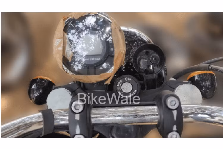 Cách đây không lâu, cánh săn ảnh tại Ấn Độ đã ghi lại được hinh ảnh những chiếc Royal Enfield Meteor 350 đầu tiên ngoài đời thực.