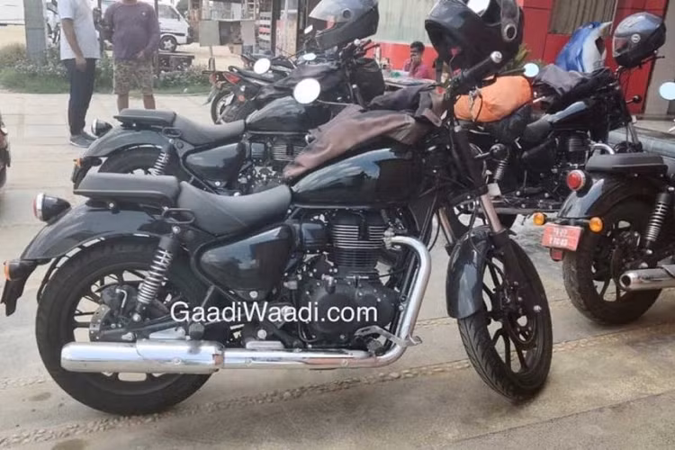 Các hình ảnh này cho thấy Meteor 350 sẽ có ít nhất hai tùy chọn màu là Vàng và Đen, dựa vào các dòng xe hiện có của Roy Enfield thì có thể Đỏ và Trắng cũng sẽ là 2 tùy chọn màu trên Meteor 350.