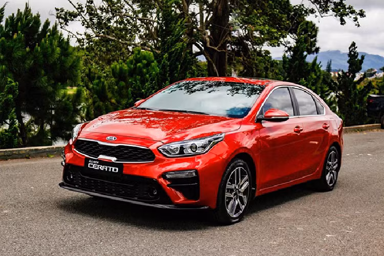  9. Kia Cerato: 1.528 xe Doanh số bán hàng đạt 1.528 xe trong tháng 10/2020 đã giúp KIA Cerato quay trở lại Top 10 ô tô bán chạy nhất Việt Nam, tăng 512 xe. Với ưu thế giá bán rẻ, thiết kế đẹp đã giúp Kia Cerato duy trì được vị trí dẫn đầu phân khúc sedan hạng C.