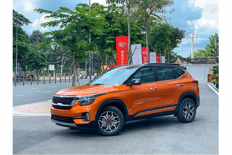  10. KIA Seltos: 1.402 xe Mẫu xe thứ 2 của KIA góp mặt trong top 10 là Seltos. Mẫu SUV hạng B ra mắt thị trường Việt Nam từ tháng 7 và nhanh chóng thu hút sự chú ý. Kết thúc tháng 10/2020, đã có 1.402 xe KIA Seltos được bán ra, tăng 152 xe so với tháng trước.