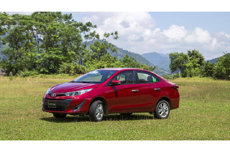  1. Toyota Vios: 3.443 xe Toyota Vios tiếp tục thể hiện sự bứt phá về doanh số và giữ vững vị trí dẫn đầu thị trường lẫn phân khúc với doanh số 3.443 xe bán ra trong tháng 10, tăng 531 xe so với tháng trước đó. Cộng dồn 10 tháng đầu của năm 2020, tổng doanh số bán hàng của Toyota Vios đã đạt tới 22.563 xe, bỏ xa các đối thủ xếp sau. Có thể thấy Toyota Vios đang gần như nắm chắc ngôi vương xe bán chạy nhất Việt Nam năm 2020. 