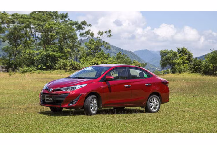  1. Toyota Vios: 3.443 xe Toyota Vios tiếp tục thể hiện sự bứt phá về doanh số và giữ vững vị trí dẫn đầu thị trường lẫn phân khúc với doanh số 3.443 xe bán ra trong tháng 10, tăng 531 xe so với tháng trước đó. Cộng dồn 10 tháng đầu của năm 2020, tổng doanh số bán hàng của Toyota Vios đã đạt tới 22.563 xe, bỏ xa các đối thủ xếp sau. Có thể thấy Toyota Vios đang gần như nắm chắc ngôi vương xe bán chạy nhất Việt Nam năm 2020. 