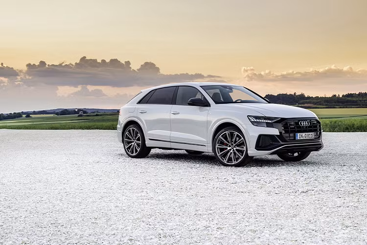 Hãng xe sang Đức hiện đã cho đặt trước Audi Q8 55 TFSIe Quattro và 60 TFSIe Quattro với giá khởi điểm từ 88.609 USD tại thị trường châu Âu.