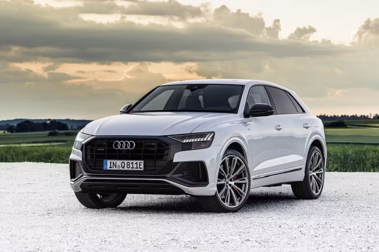 Hãng xe sang Đức vừa công bố 2 phiên bản Audi Q8 55 TFSIe Quattro 2021 mới và 60 TFSIe Quattro. Cả hai sử dụng động cơ TFSI V6 3.0L của Audi kết hợp với 1 môtơ điện. Xe được trang bị hộp số tự động 8 cấp.