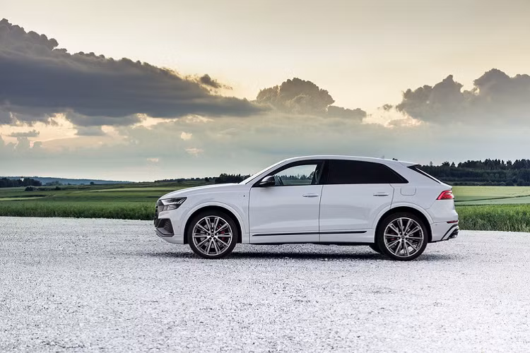 Ngoài 3 chế độ lái EV, Hybrid và Auto, hai mẫu xe sang Audi Q8 TFSIe mới còn có thêm chế độ Hold giúp tối ưu thời gian sạc pin. Xe cần 2,5 tiếng để sạc đầy pin công suất 7,4 kW.