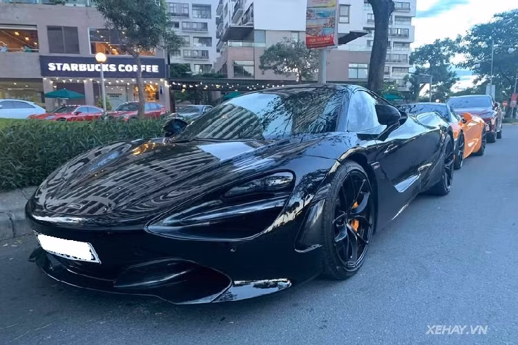 Tại Việt Nam, số lượng siêu xe McLaren 720S Spider đang ngày càng tăng, hiện đã có khoảng 5 chiếc, trong đó chỉ có duy nhất một chiếc màu đen bóng là chiếc trong bài. Xe thuộc bản Performance nên có nhiều chi tiết làm bằng vật liệu sợi carbon như cản trước, hốc đèn pha, gương chiếu hậu, nắp khoang động cơ, hốc hút gió và cản sau...