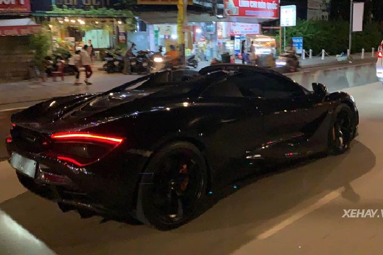 Ngoài ra, chiếc siêu xe McLaren 720S Spider mui trần này còn gây ấn tượng với bộ la-zăng 5 chấu kép sơn đen mờ càng làm tăng tính thể thao và sức hút của 720S Spider, đi kèm là kẹp phanh màu cam tương phản nổi bật trên nền đen toàn bộ. Xe cũng đã được chủ nhân nâng cấp lên hệ thống ống xả từ Ryft.