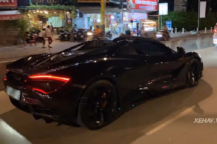 Ngoài ra, chiếc siêu xe McLaren 720S Spider mui trần này còn gây ấn tượng với bộ la-zăng 5 chấu kép sơn đen mờ càng làm tăng tính thể thao và sức hút của 720S Spider, đi kèm là kẹp phanh màu cam tương phản nổi bật trên nền đen toàn bộ. Xe cũng đã được chủ nhân nâng cấp lên hệ thống ống xả từ Ryft.