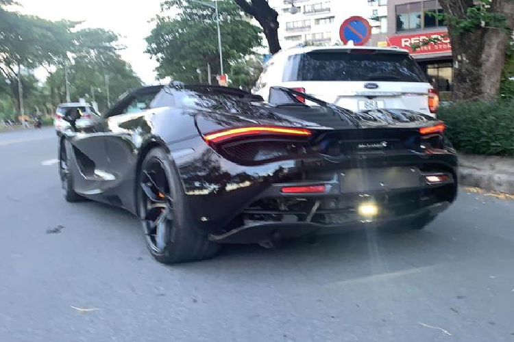 Là phiên bản mui trần của McLaren 720S Coupe, vì vậy, những khác biệt lớn nhất trong thiết kế của 720S Spider và Coupe chính là phần mui cứng có thể thu vào, các cửa sổ sau chỉnh điện và các cột trụ mới.