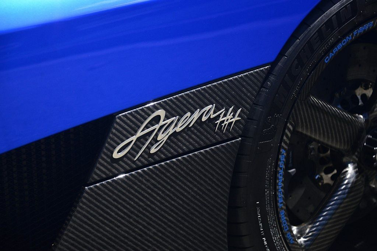 Chiếc Agera HH được trang bị lớp sơn màu xanh metallic mang tên Monterey Blue, kết hợp với các chi tiết được làm bằng chất liệu carbon trần ở ngoại thất.