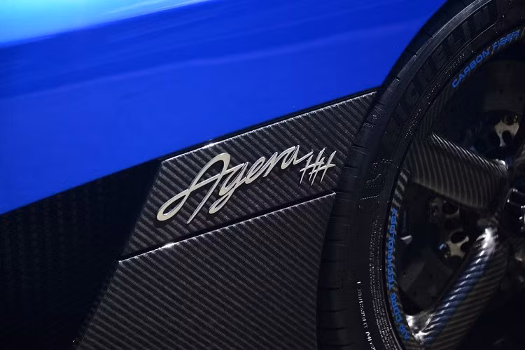 Chiếc Agera HH được trang bị lớp sơn màu xanh metallic mang tên Monterey Blue, kết hợp với các chi tiết được làm bằng chất liệu carbon trần ở ngoại thất.