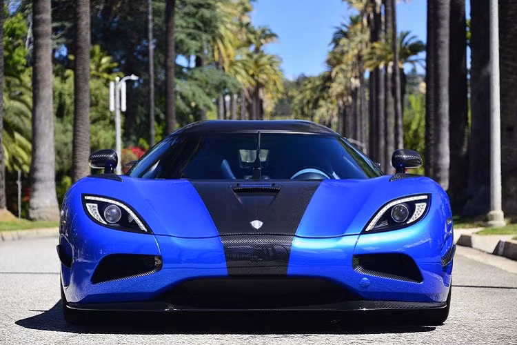 So với phiên bản cùng thời Agera R, Agera S sở hữu một số nâng cấp so với Agera R như phần cánh gió, động cơ hay công suất cũng được tinh chỉnh lên tới 1030 mã lực, mô men xoăn lên tới 1100Nm (Mạnh hơn so với Agera R khi cả hai phiên bản sử dụng cùng nhiên liệu thông thường).