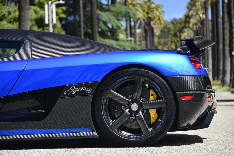 Chiếc xe được phối chủ đạo với hai màu xanh-đen hấp dẫn. Tông màu này cũng được sử dụng trong phần nội thất, tạo ra một chiếc siêu xe đầy cuốn hút với tông màu đậm chất thể thao. 