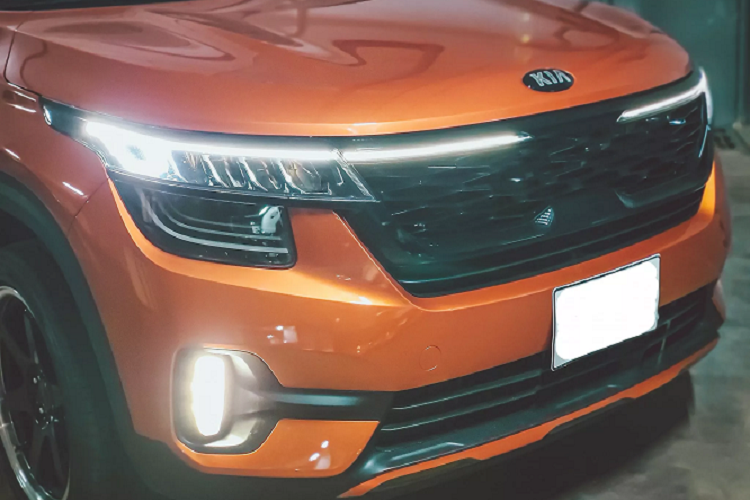 Việc thay thế các chi tiết màu crôm ở ngoại thất sang màu đen giúp chiếc xe trông nam tính và hấp dẫn hơn so với nguyên bản. Nhiều bình luận từ các thành viên trong hội Kia Seltos Việt Nam đã dành rất nhiều lời khen cho gu của chủ xe, thậm chí có bình luận gọi đây chiếc Kia Seltos phiên bản “Black Editions” do chính hãng thiết kế.