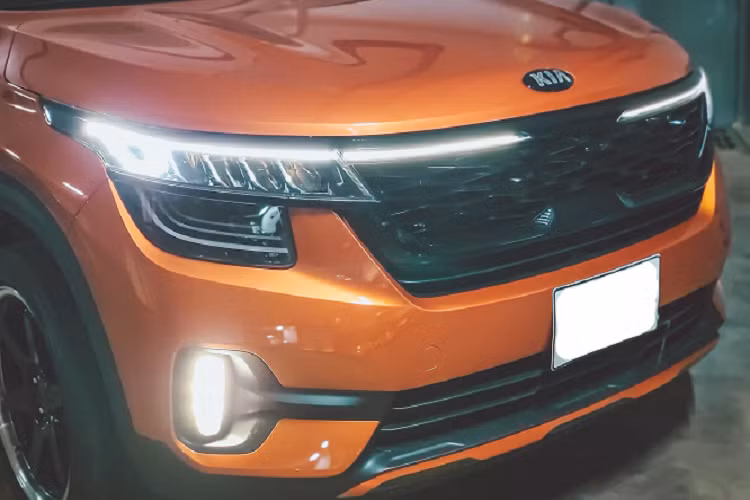 Việc thay thế các chi tiết màu crôm ở ngoại thất sang màu đen giúp chiếc xe trông nam tính và hấp dẫn hơn so với nguyên bản. Nhiều bình luận từ các thành viên trong hội Kia Seltos Việt Nam đã dành rất nhiều lời khen cho gu của chủ xe, thậm chí có bình luận gọi đây chiếc Kia Seltos phiên bản “Black Editions” do chính hãng thiết kế.