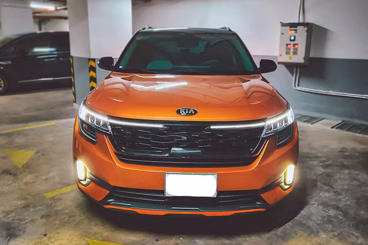 Để thay đổi diện mạo của xe theo sở thích riêng, chủ chiếc Kia Seltos phiên bản 1.6L Prenium ở TP. HCM đã quyết định lắp bộ mâm đồ chơi kích thước 18 inch thiết kế 6 chấu mới, để thay thế cho mâm 17 inch (215/60R17) nguyên bản. Bộ mâm là chi tiết giúp chiếc CUV nhìn “cứng” và trở nên nam tính hơn.