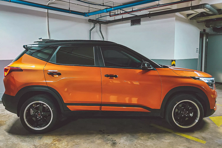 Để làm mới diện mạo được sơn màu Cam nổi bật và “ton sur ton” với màu nóc Đen đối lập, chủ xe đã dán màu đen ở nhiều chi tiết mang màu crôm như: ốp nhựa nẹp ngang thân xe, cản trước xe, lưới tản nhiệt và thanh nẹp crôm nối liền cụm đèn hậu. Chưa hết, bên dưới cản trước và cản sau của xe cũng được dán hai màu Đen và Cam để hợp với màu sơn tổng thể.