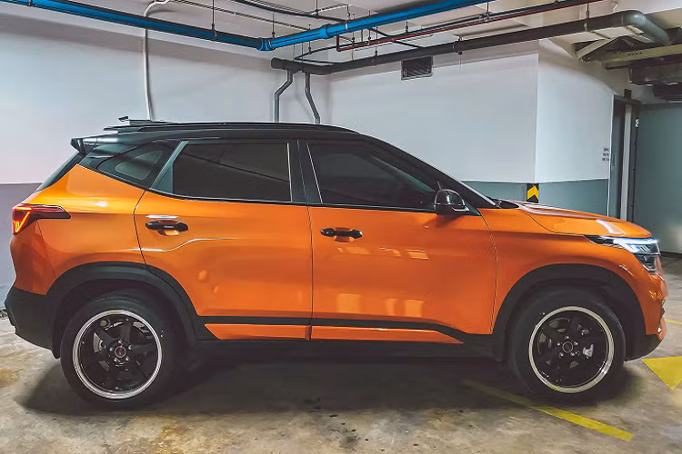 Để làm mới diện mạo được sơn màu Cam nổi bật và “ton sur ton” với màu nóc Đen đối lập, chủ xe đã dán màu đen ở nhiều chi tiết mang màu crôm như: ốp nhựa nẹp ngang thân xe, cản trước xe, lưới tản nhiệt và thanh nẹp crôm nối liền cụm đèn hậu. Chưa hết, bên dưới cản trước và cản sau của xe cũng được dán hai màu Đen và Cam để hợp với màu sơn tổng thể.