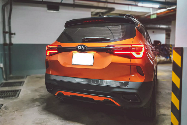 Nhìn chung, việc “trang điểm” cho xe này bằng mâm mới và dán một số chi tiết ngoại thất là một cách chơi khá đơn giản và tiết kiệm cho chủ xe. Thậm chí nếu chán, người dùng hoàn toàn có thể trả về “zin” bất kỳ lúc nào.