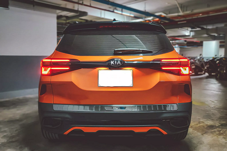 Sức mạnh được truyền xuống cầu trước (FWD), thông qua hộp số tự động ly hợp kép 7 cấp (Tiêu Chuẩn). Xe đi kèm 3 chế độ lái và 3 chế độ kiểm soát lực kéo (SNOW, MUD, SAND) là trang bị Tiêu Chuẩn. Giá Kia Seltos độ này không được chủ nhân công bố.