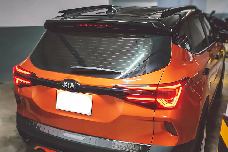 Kia Seltos sử dụng động cơ 4 cyl thẳng hàng dung tích 1.4L tăng áp cho công suất tối đa 138 mã lực tại 6.000 vòng/phút và mô-men xoắn cực đại 242Nm đạt được trong dải vòng tua từ 1.500 – 3.200 vòng/phút.