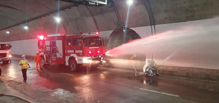 Xu ly tinh huong chay xe trong ham Deo Ca trong vong 15 phut-Hinh-4