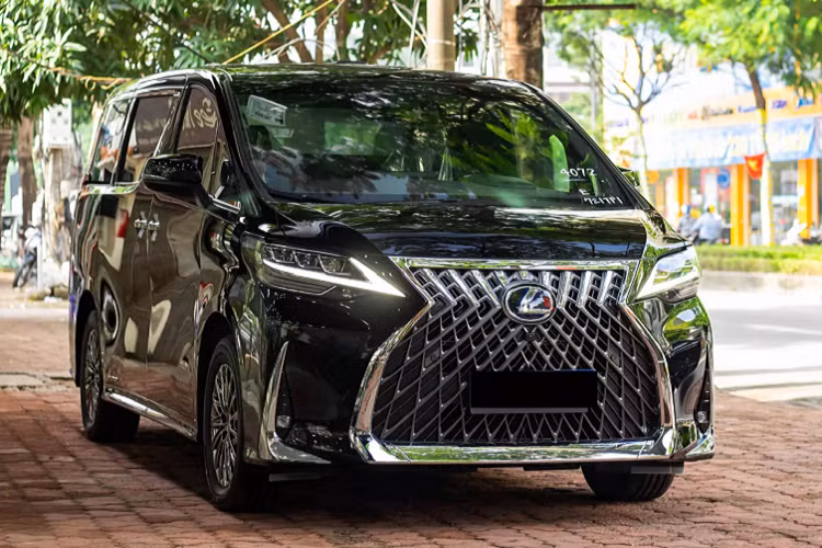 Chiếc Lexus LM thế hệ mới này thuộc phiên bản LM300h, xe được đưa về nước theo diện nhập khẩu tư nhân. Theo đơn vị nhập khẩu cho biết, chiếc LM300h này có giá bán sau thuế khoảng 9,2 tỷ đồng. Giá trị bằng 2 chiếc Toyota Alphard phiên bản Luxury đang được Toyota Việt Nam (TMV) phân phối với giá 4,038 tỷ đồng.