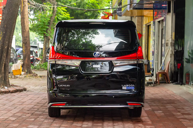 Trang bị đèn LED trang trí nội thất, đồng hồ và dàn âm thanh giải trí từ thương hiệu Mark Levinson... Giá xe Lexus LM300h mới đang được chào bán 9,2 tỷ đồng tại một số đơn vị nhập khẩu xe tư nhân tại Việt Nam.