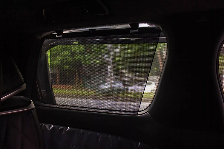 Hàng ghế ông chủ có thể chỉnh điện 10 hướng, hỗ trợ đệm gác chân, massage, thông gió, sưởi ấm. Trang bị đèn LED trang trí nội thất, cửa sổ trời đóng mở bằng điện, điều hoà độc lập, rèm che nắng. Ngoài ra, xe còn được trang bị đèn LED chiếu sáng nội thất 16 màu và cửa sổ trời cỡ lớn cung cấp sự thoải mái tối đa