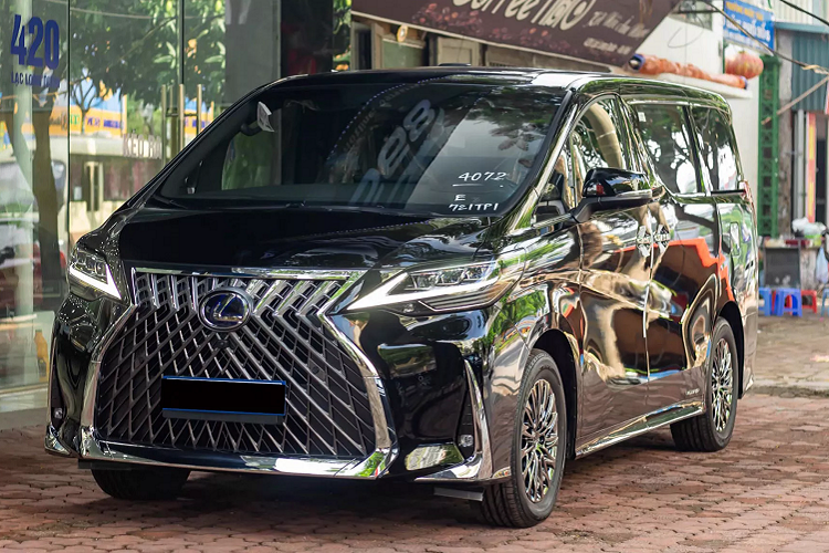 Trong vài tháng gần đây, dòng xe sang Lexus LM được đưa về nước với số lượng khá hạn chế, dưới 10 chiếc. Sự xuất hiện của Lexus LM nhập tư mở ra lựa chọn chơi xe MPV cao cấp cho các “đại gia” Việt, bên cạnh các lựa chọn trước đây như: Mercedes-Benz V-Class hay các dòng xe mang phương hiệu phổ thông như: Toyota Alphard hay Peugeot Traveller!