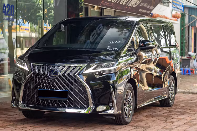 Trong vài tháng gần đây, dòng xe sang Lexus LM được đưa về nước với số lượng khá hạn chế, dưới 10 chiếc. Sự xuất hiện của Lexus LM nhập tư mở ra lựa chọn chơi xe MPV cao cấp cho các “đại gia” Việt, bên cạnh các lựa chọn trước đây như: Mercedes-Benz V-Class hay các dòng xe mang phương hiệu phổ thông như: Toyota Alphard hay Peugeot Traveller!