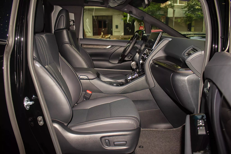 Xe sử dụng kết hợp với động cơ điện trước/sau có công suất lần lượt: 105kW + 270Nm và 50kW + 139Nm cho tổng công suất khoảng 145 kW / 197 PS. LM300h sử dụng hộp số tự động biến thiên vô cấp (E-CVT) đi kèm với hệ dẫn động 4 bánh toàn thời gian. Nhờ đó, xe có khả năng tăng tốc từ 0 - 100km/h chỉ trong 10,5 giây trước khi đạt tốc độ tối đa 180 km/h.