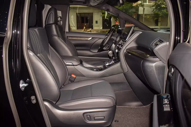 Xe sử dụng kết hợp với động cơ điện trước/sau có công suất lần lượt: 105kW + 270Nm và 50kW + 139Nm cho tổng công suất khoảng 145 kW / 197 PS. LM300h sử dụng hộp số tự động biến thiên vô cấp (E-CVT) đi kèm với hệ dẫn động 4 bánh toàn thời gian. Nhờ đó, xe có khả năng tăng tốc từ 0 - 100km/h chỉ trong 10,5 giây trước khi đạt tốc độ tối đa 180 km/h.