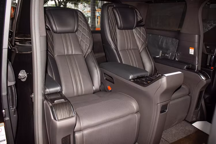 Chiếc LM300h nhập về nước này thuộc phiên bản Royal Lounge với tùy chọn 4 chỗ ngồi (2 trước, 2 sau). Chỉ có phiên bản này mới được trang bị vách ngăn riêng tư ngăn cách giữa khoang lái và khoang ông chủ. Khoang ông chủ cũng chính là vị trí hàng hàng đầu và quan trọng trên LM với nhiều tiện nghi hàng đầu.