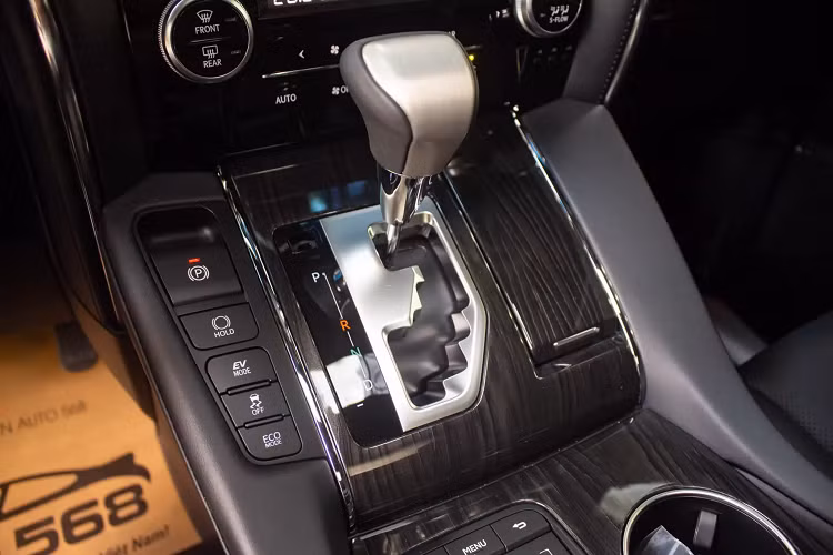 Lexus đã sử dụng nhiều vật liệu cao cấp cho LM300h với ghế ngồi được bọc da Semi-Aniline, nội thất nhiều chi tiết như vô lăng được ốp gỗ Shimamoku cao cấp. Phiên bản nhập về sử dụng nội thất ghế bọc da màu Đen. Vô lăng bọc da, ốp gỗ. Đồng hồ hỗ trợ lái kiểu analog kết hợp với màn hình 4.2 inch TFT.