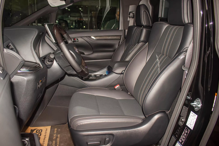 Phiên bản Lexus LM mà đơn vị nhập về nước là phiên bản LM300h, xe sử dụng động cơ 4 xy-lanh (I4) dung tích 2.5L (mã 2AR-FXE) cho công suất tối đa 152 mã lực tại 5.700 vòng/phút và mô-men xoắn cực đại 206Nm đạt được tại dải vòng tua từ 4.400 - 4.800 vòng/phút.