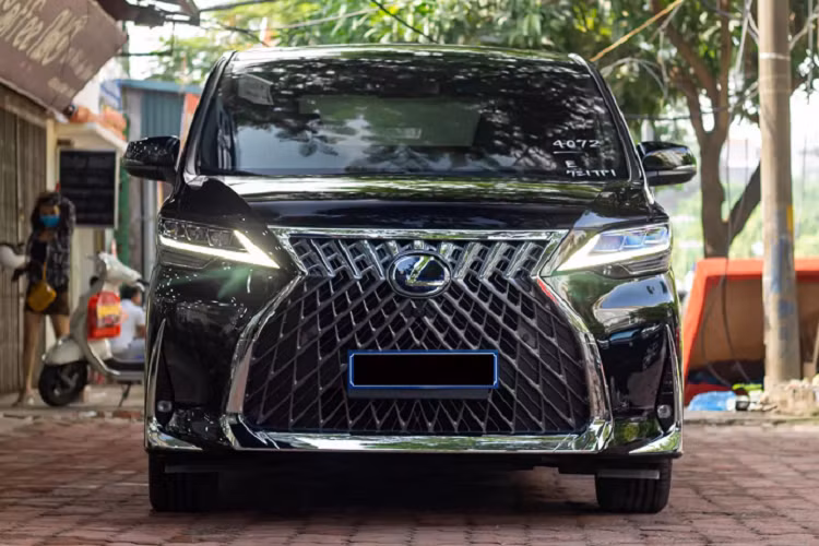 Như đặc trưng các dòng xe sang của thương hiệu Lexus, nội thất của dòng LM300h được thiết kế để mang đến tiện nghi độ sang trọng tối đa cho các chủ nhân. Trên dòng LM, mặc dù những tinh hoa đều mọi thứ đều tập trung cho khoang ông chủ, tuy nhiên khoang lái cũng mang nhiều tiện nghi không kém.