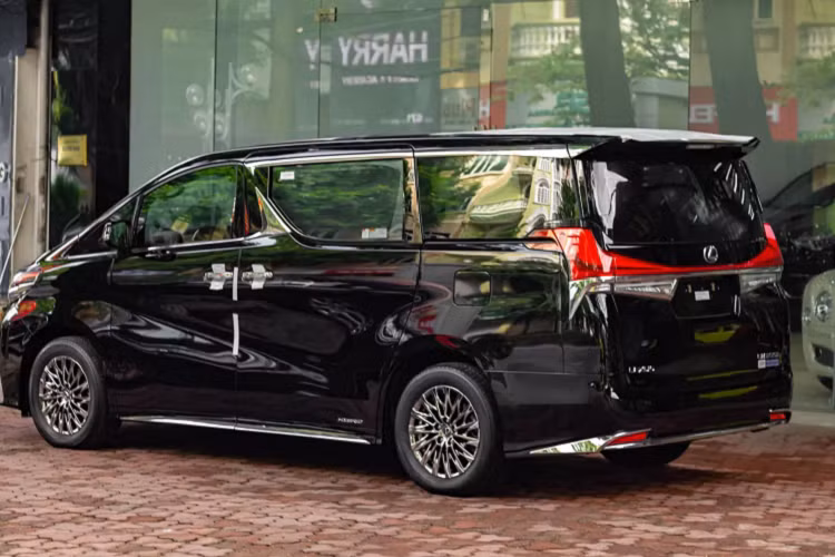 Có thể khẳng định, Lexus LM là dòng xe giá bán đắt nhất trong phân khúc xe MPV hạng sang tại thị trường Việt. Trên thực tế, khách hàng mua xe MPV cao cấp để sử dụng cá nhân tại Việt Nam đa số là xe Toyota Alphard. Những chủ nhân của Alphard thường có trong nhà khá nhiều dòng xe khác như sedan hay SUV hạng sang cỡ lớn.
