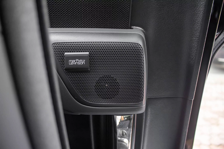 Lexus LM phiên bản này có vách ngăn riêng tư, sử dụng kính có điều chỉnh bằng điện để nhiều chế độ như trong suốt hoặc mờ đục để tạo sự riêng tư cho khoang ông chủ. Vị trí này tích hợp màn hình giải trí có kích thước 26 inch và tủ lạnh mini.