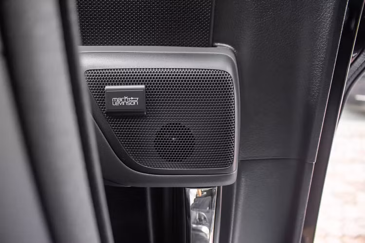 Lexus LM phiên bản này có vách ngăn riêng tư, sử dụng kính có điều chỉnh bằng điện để nhiều chế độ như trong suốt hoặc mờ đục để tạo sự riêng tư cho khoang ông chủ. Vị trí này tích hợp màn hình giải trí có kích thước 26 inch và tủ lạnh mini.