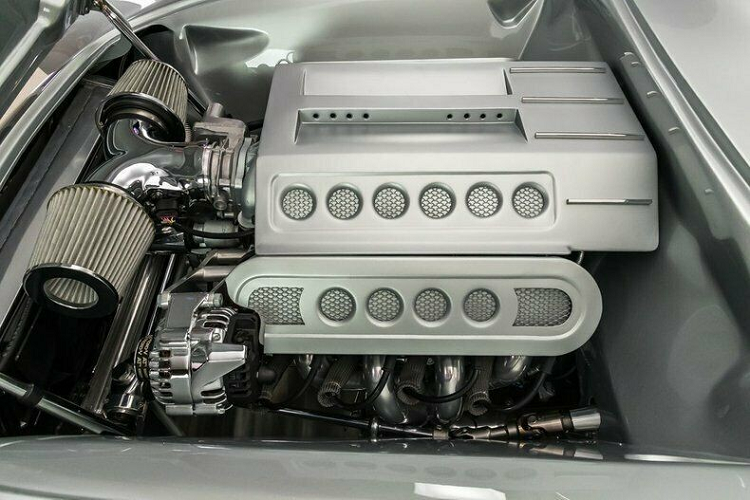 Đương nhiên, khối động cơ này còn đi kèm nhiều phụ tùng nâng cấp, bao gồm máy phát điện và trục lái mới, một hộp số tự động 4 cấp GM 4L80E. Để hiểu rõ hơn mọi chi tiết thông số về chiếc xe, người mua có thể xem trên trang eBay này.