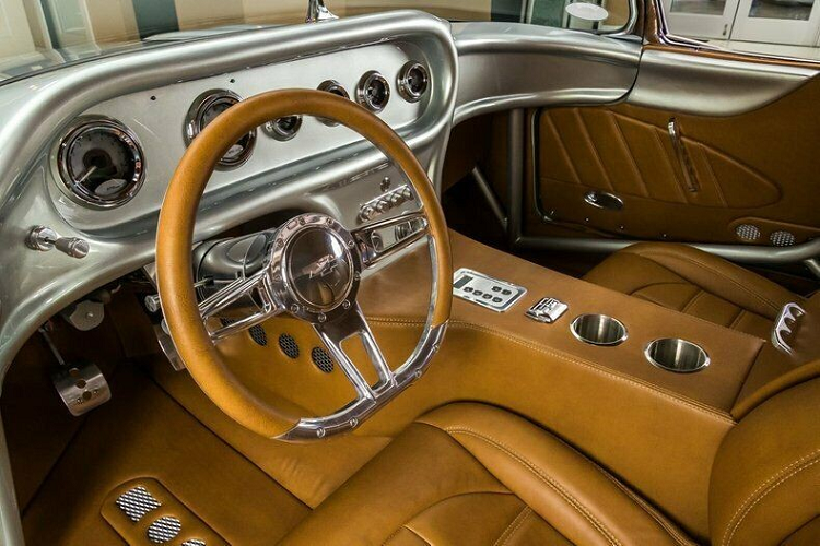 Nội thất xe mang đậm nét cổ điển, phong cách cá tính. Dựa theo đơn vị phụ trách chế tạo, họ đã mất tới 10.000 giờ lao động để phục chế chiếc xe và đưa nó lên chất lượng thượng thừa như chúng ta thấy tại đây.
