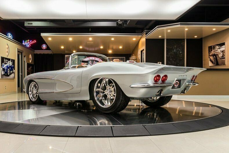 Bên sườn của chiếc Chevrolet Corvette 1962 phục chế giá 275.000 USD. Với vai trò là một chiếc xe phục chế kiêm độ, nó có trang bị động cơ GM LSX 454 V8 dung tích 7.4 lít sản sinh 627 mã lực.