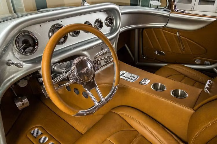 Nội thất xe mang đậm nét cổ điển, phong cách cá tính. Dựa theo đơn vị phụ trách chế tạo, họ đã mất tới 10.000 giờ lao động để phục chế chiếc xe và đưa nó lên chất lượng thượng thừa như chúng ta thấy tại đây.